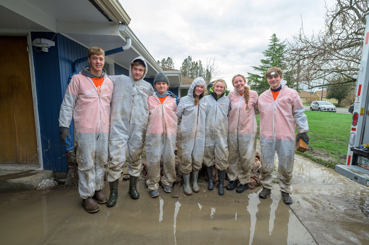Franklin_Graham's tweet image. “Let your light shine before others, that they may see your good deeds and glorify your Father in heaven.” (Matthew 5:16) #NationalVolunteerWeek @SamaritansPurse @BGEA