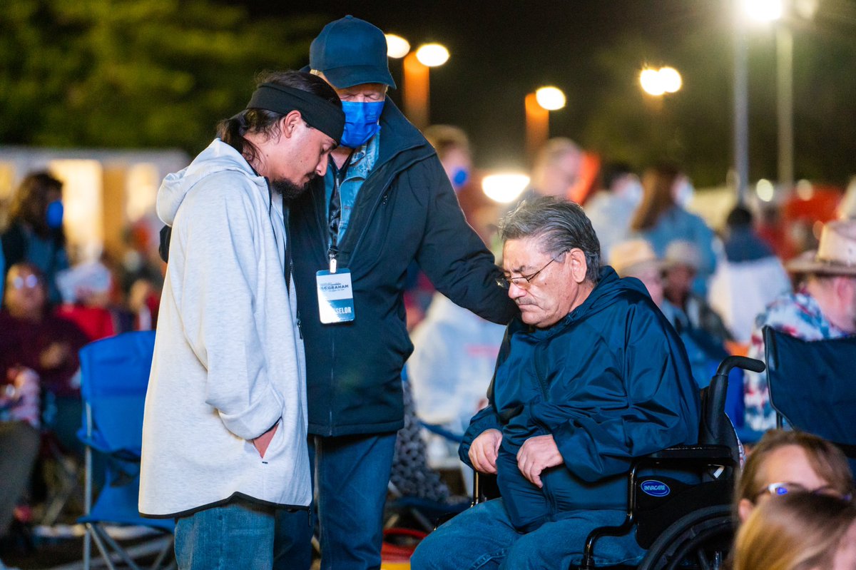 Franklin_Graham's tweet image. “Let your light shine before others, that they may see your good deeds and glorify your Father in heaven.” (Matthew 5:16) #NationalVolunteerWeek @SamaritansPurse @BGEA