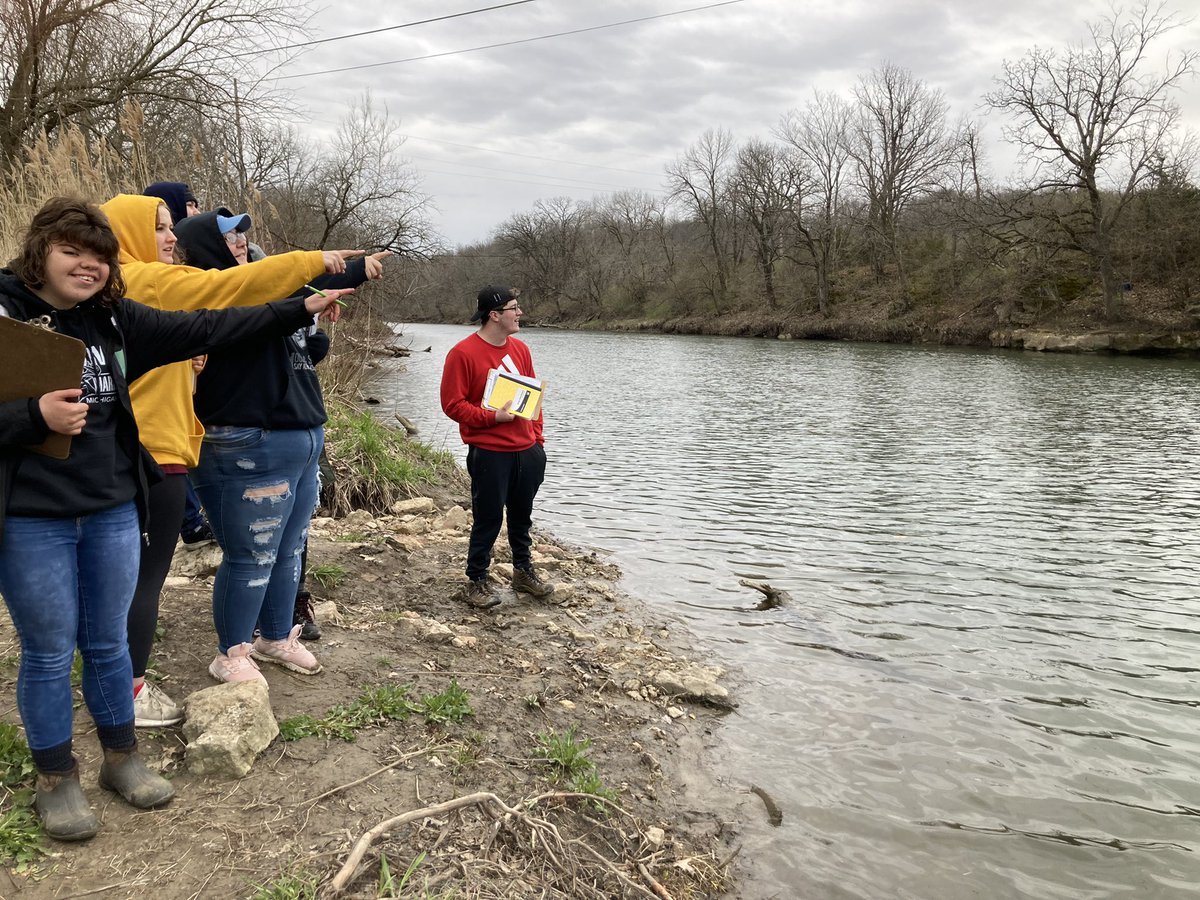 watch4rx's tweet photo. Back in the field with @IllinoisCentral students after two years. I was impressed - and happy - to hear them making connections between what they’re learning in class and what they’re seeing in the field. #2YC #geoscience #fieldtrips #geology #experiential #learning https://t.co/DHOxsiH1Zk