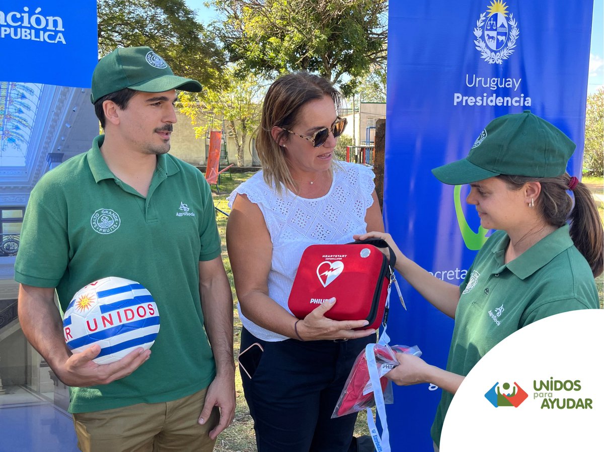 ❤️⚡️En su visita a #Salto, las autoridades de la #SND entregaron dos desfibriladores en el marco de la campaña #UruguayCardioSeguro
Uno para el Club de Baby Fútbol Saladero, cortesía de <a href="/fundacionbrou/">Fundación Banco República</a> y otro DEA para la Plaza de Deportes de Villa Constitución donado por AgroSocio