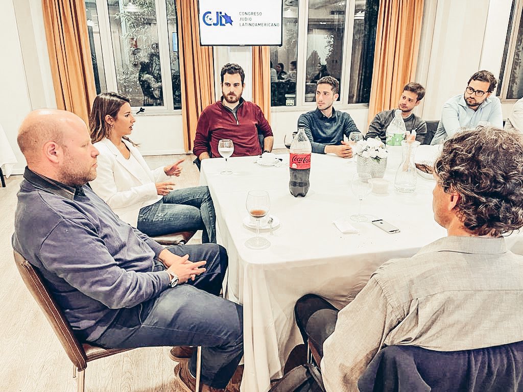 ViviRuggiero's tweet photo. Ayer me reuní con un grupo de jóvenes del @CongresoJudio para contarles de mi viaje a Israel. ¡Gracias por la atención y las preguntas! https://t.co/vWQsXtcW9F