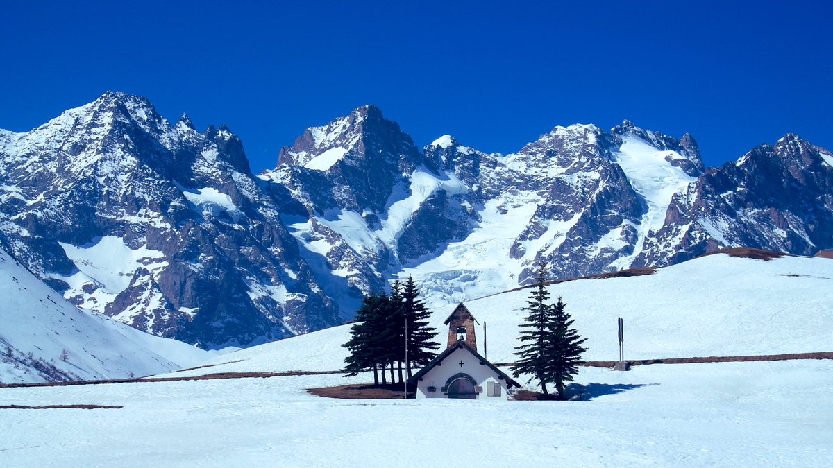 La neige ⛄️ est encore là à partir de 2000 m
#lagrave #lagravelameije #lagravetourisme #hautesalpes #myhautesalpes #provencealpescotedazur #mountainlovers #mountainview #routedesgrandesalpes #alpes #alpesfrancaises #frenchalps #paca #alpesdusud  #lovelagrave #lovelagravelameije