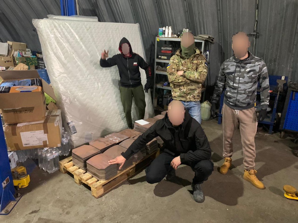 About 1 and half hours ago, 2 out of 5 tons of the plates arrived to Kyiv. We unloaded all of them by hand as there was no forklift (late night workout;) Rest of the plates should arrive tomorrow at some point.
#StandWithUkraine️