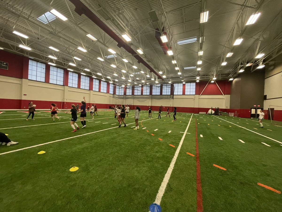 Little bit of indoor handball to work on communication, movement &amp;&amp; team chemistry. 🫶