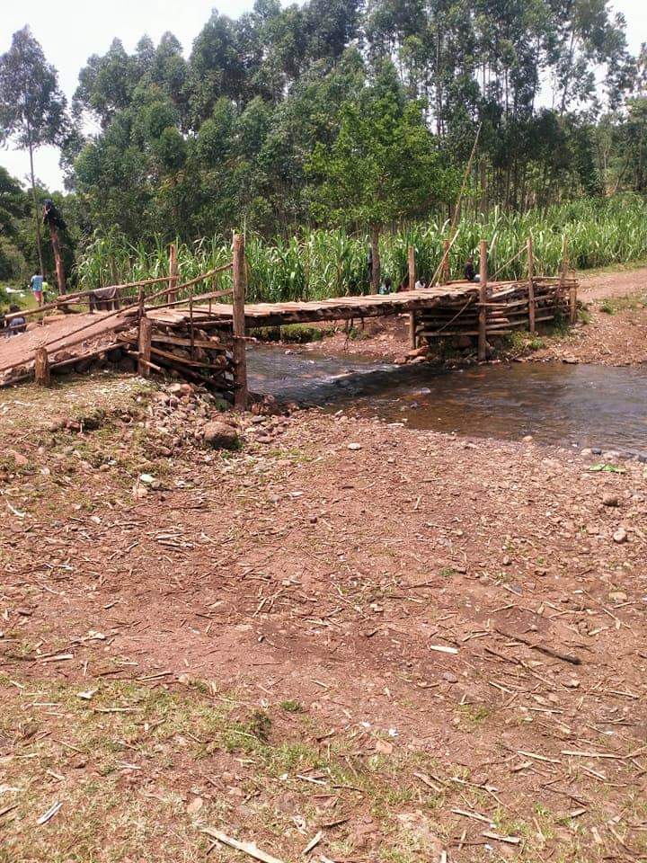 johnKamau1's tweet image. If you want to know the nonsense of international boundaries in Africa, this river marks the border between Kenya and Uganda at Chepkube village. The villagers here don't care and this is what @AmbMKimani was talking about.