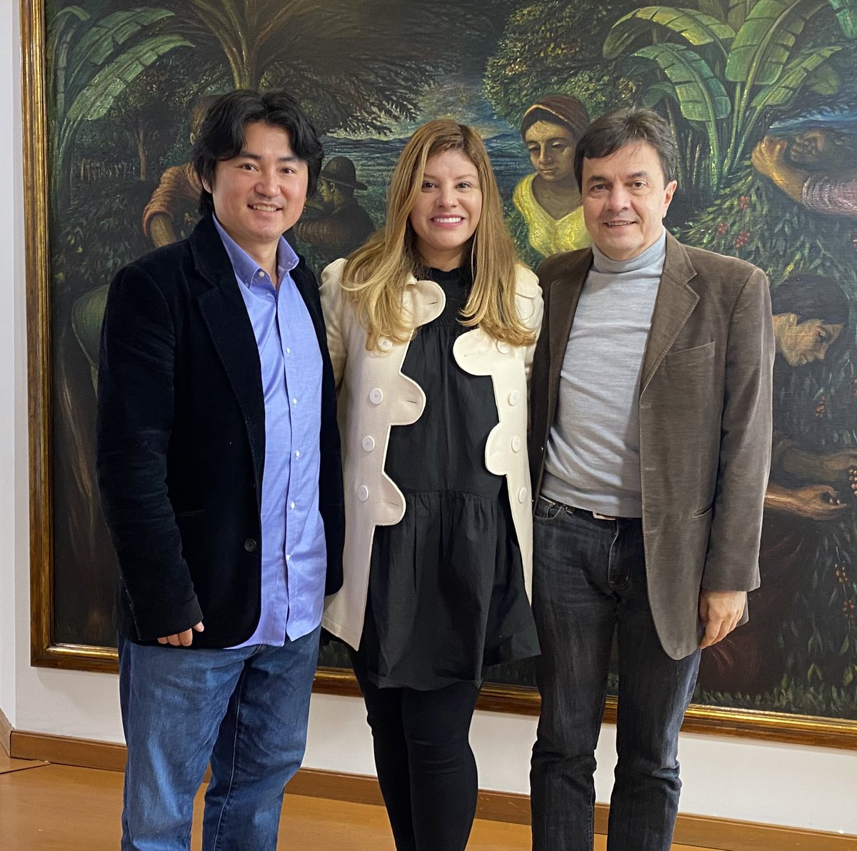 Our privilege to catch up w/ Mr. @RobertoVelezV, a good friend of ours &amp; CEO of <a href="/FedeCafeteros/">Federación Nacional de Cafeteros</a> (FNC) in Colombia 🇨🇴 Founded in 1927, FNC represents over 540,000 Colombian coffee producers and is famous for <a href="/JuanValdezCafe/">Juan Valdez Café</a>. Lovin’ Colombian coffee 🙌 BTW, Colombia, not Columbia😉