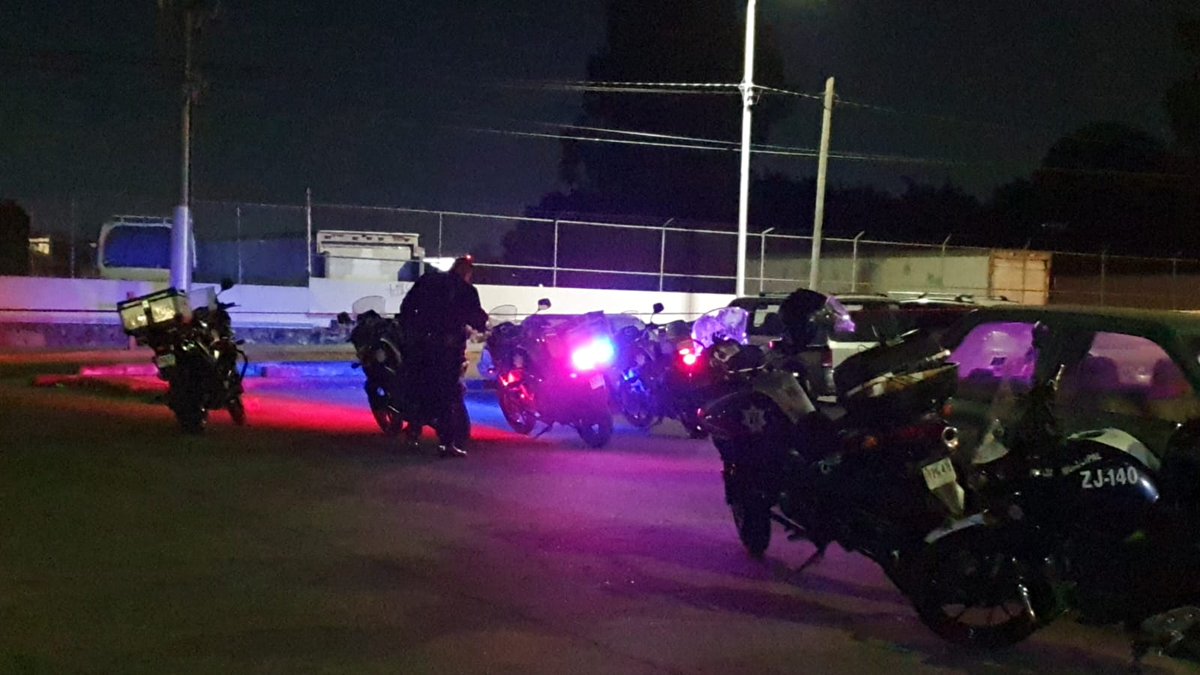 AmgNoticias's tweet photo. #Asesinaron a #balazos a un #hombre en la calle Carlos L. Gracidas y calle CTM en la colonia #ElColli CTM de #Zapopan.
La víctima presentaba varios impactos de bala y se encontraba abordo de un vehículo #Nissan #Tsuru en color gris.
No hay datos de los causantes. #AmgNoticias https://t.co/okbGNHV5HV
