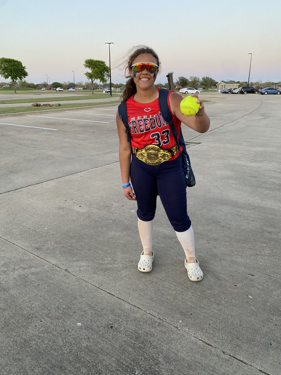 officalizzyb's tweet photo. #16 in the books!💣working hard and getting better every day! #classof2026 #RwbAmericanFreedom14ugold #izzyb #slugger @78jocelyn_alo @OU_Softball @OU_Athletics @GassoPatty @TexasSoftball @TeamRWB @AFSBALL https://t.co/m2rVlv0f7i