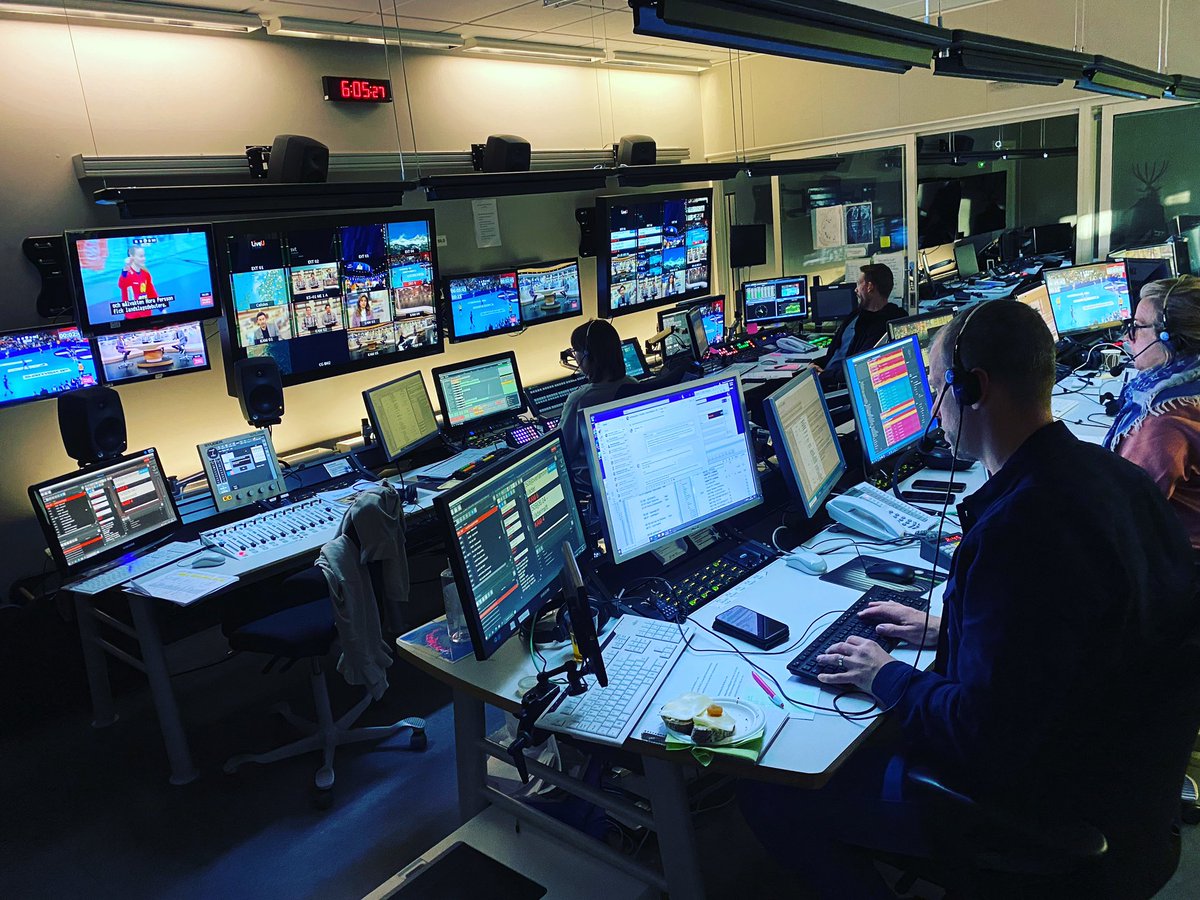 I morse: Fågelkvitter och nästan ljust ute när jag kom till jobbet 03. Sköna tider. #Morgonstudion #SVT