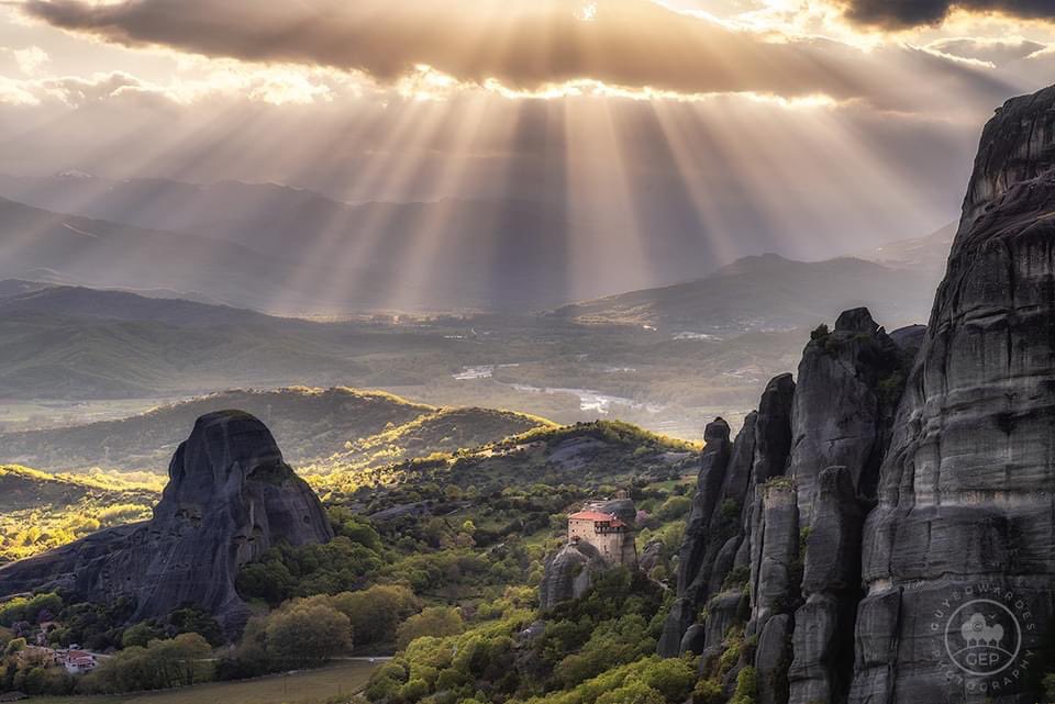 guyedwardes's tweet photo. Another productive day during my Greece workshop ended with spectacular evening light over the Monasteries.

© Guy Edwardes Photography

#visitgreece #meteora #crepuscularrays #landscapeofgreece https://t.co/T6pAF3UDzK