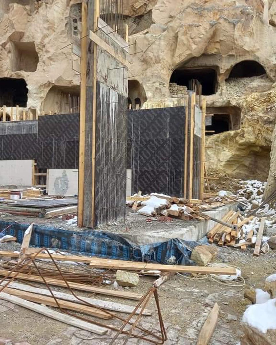 Kapadokya’nın yazılı tarihi Hititlerle başlıyor. İnsanın aklını başından alan nefes kesici bir güzellik o bölge. Dünyada eşi benzeri yok. Böyle bir kültür hazinesinin tam ortasına, Ürgüp’te peri bacalarına beton döktüler. Ne için? AVM için. Tanesi 4 Milyona dükkan ihalesi için.