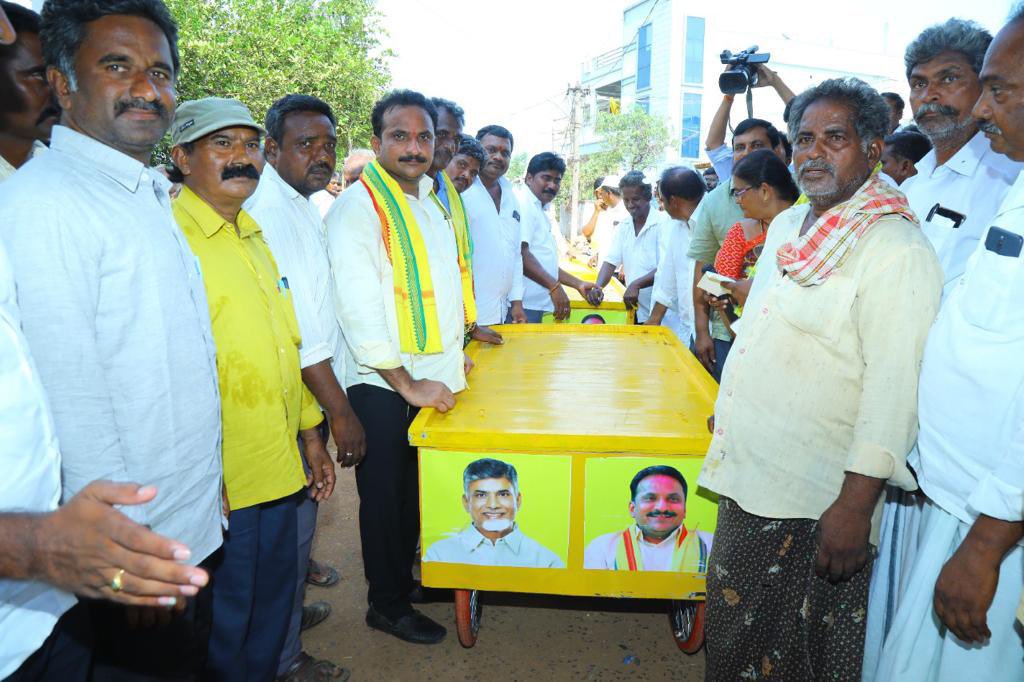 ramesh98921's tweet photo. #kandukur దుర్మార్గపు పాలన లో పేదవారు పడుతున్న బాధలు మరియు కష్టాలు వర్ణనాతీతం. అందరికన్నా ఎక్కువ ఇబ్బందులు పడుతుంది చిరువ్యాపారులు వారి సమస్యలను దృష్టిలో ఉంచుకొని చంద్రబాబు గారి జన్మదినం నాడు తోపుడు బండ్లు పంపిణీ chesina @inrKandukuru garu .. #Inturi https://t.co/lLLPt6eRzC