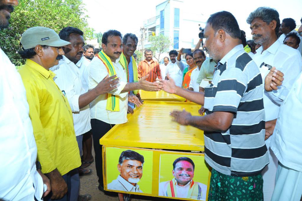 ramesh98921's tweet photo. #kandukur దుర్మార్గపు పాలన లో పేదవారు పడుతున్న బాధలు మరియు కష్టాలు వర్ణనాతీతం. అందరికన్నా ఎక్కువ ఇబ్బందులు పడుతుంది చిరువ్యాపారులు వారి సమస్యలను దృష్టిలో ఉంచుకొని చంద్రబాబు గారి జన్మదినం నాడు తోపుడు బండ్లు పంపిణీ chesina @inrKandukuru garu .. #Inturi https://t.co/lLLPt6eRzC
