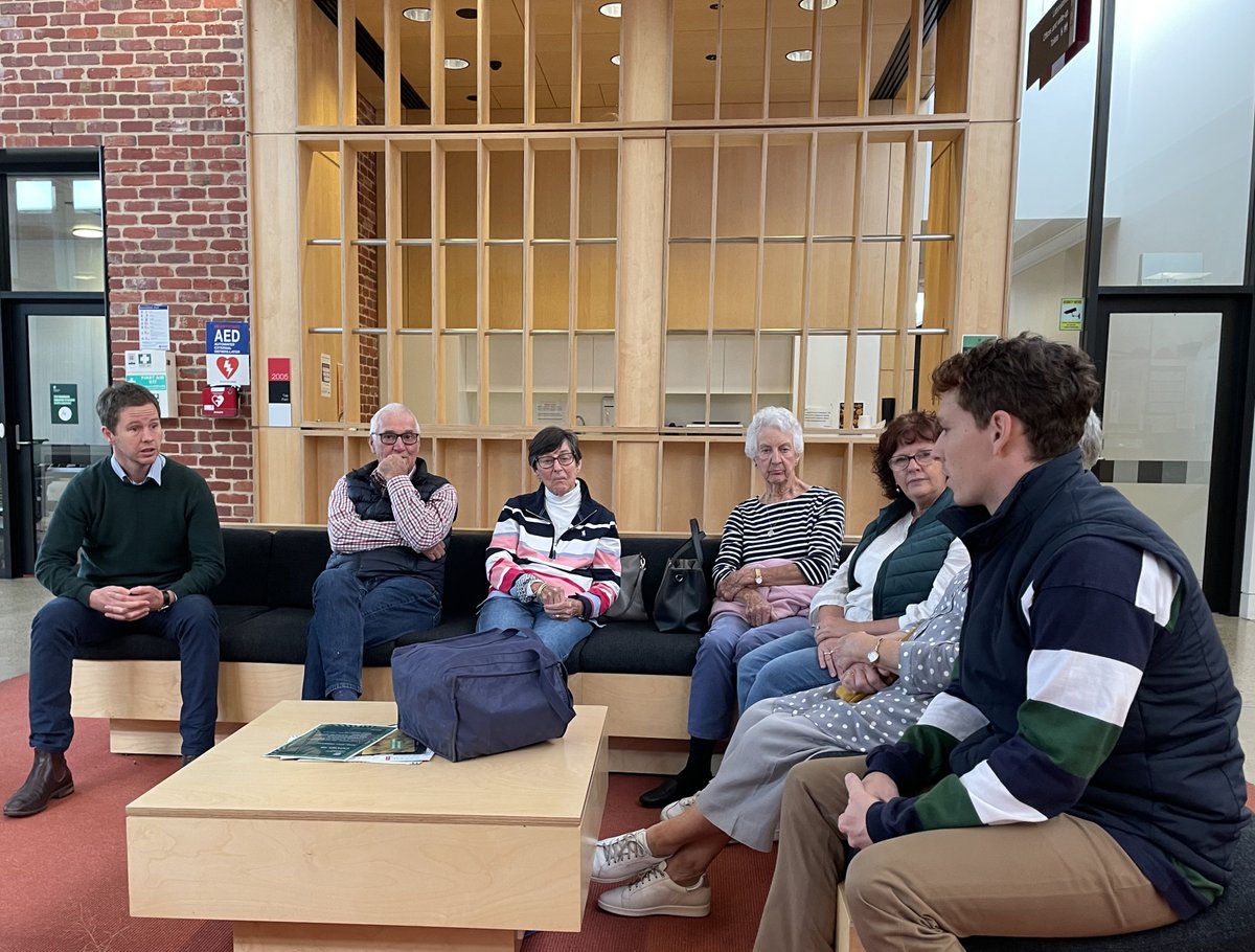 Marrar Ag-N-Chat visited @CharlesSturtUni Wagga today to hear from @CindaCassidy about positive connections #SNSWInnovationHub is making between research & community. They also heard from @FGC_Allister & the work he is doing in rice + other #CSUFGC research. #FutureDroughtFund