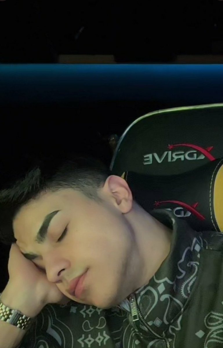 Hasta olmuş bu koca bebek geçmiş olsun cellatım 🥺