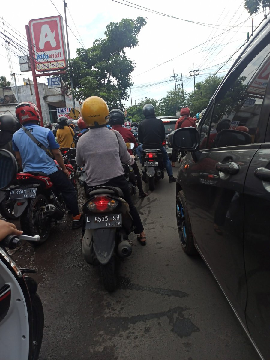 LMsurabaya's tweet photo. #SBY RT @fajarwh22: lalin jl raya bebekan padat tidak bergerak https://t.co/bMGFwAeZXX (via @nabilaaII)