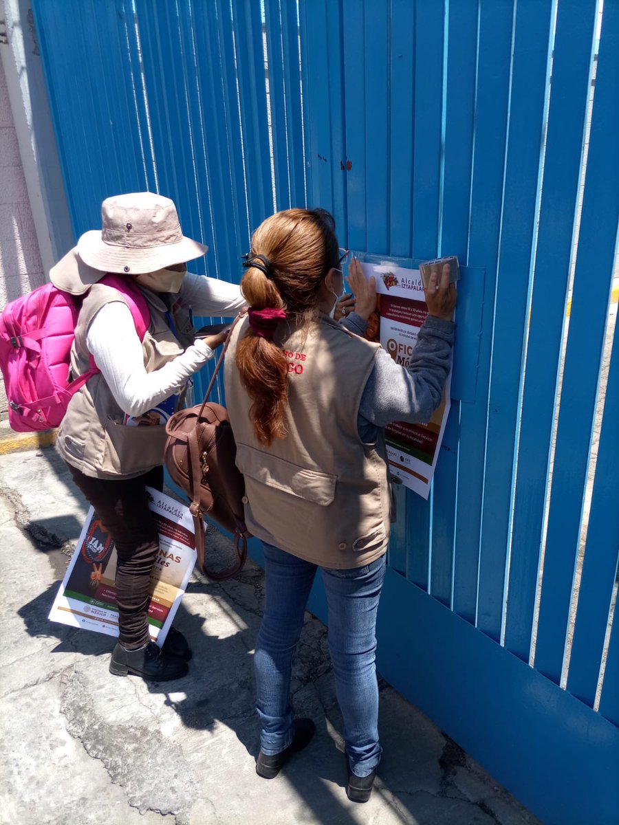 FanyCorreaG's tweet photo. En la @Alc_Iztapalapa Servidores de la Nación realizaron la difusión de las #OficinasMóviles de @JovConFuturo  que se instalarán en la Utopía Tezontli y Utopía Meyehualco, para que las y los jóvenes se acerquen al programa y encuentren una oportunidad en Centros de Trabajo 🧳 https://t.co/iyT7l9PfYD