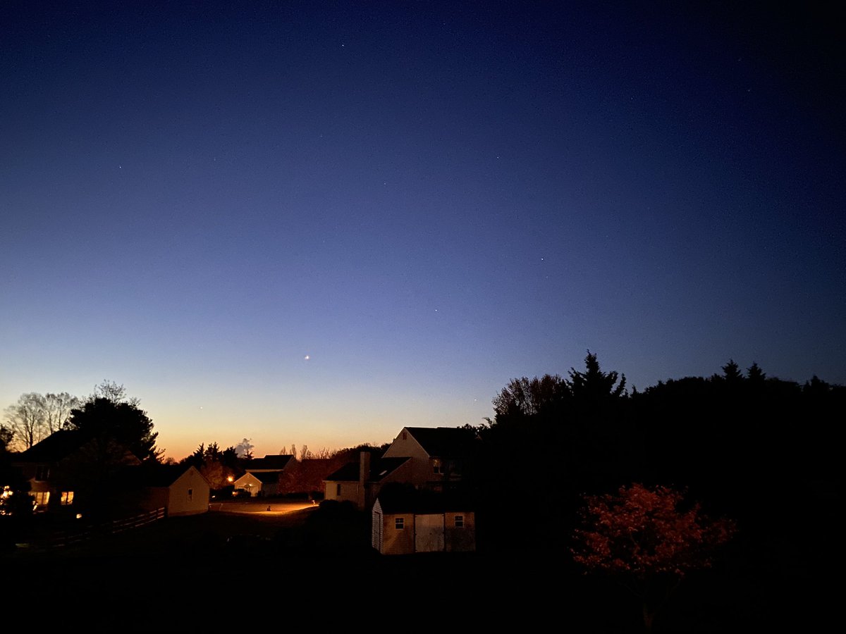 finkfpdoc's tweet photo. Cool shot as I was heading off to work this morning- from low left to upper right in an almost perfect line:

Jupiter (in the yellow-green of the dawn sky)
Venus (the brightest)
Mars (can’t appreciate the red in this photo)
Saturn (just above a star) https://t.co/efWuVcJmaf