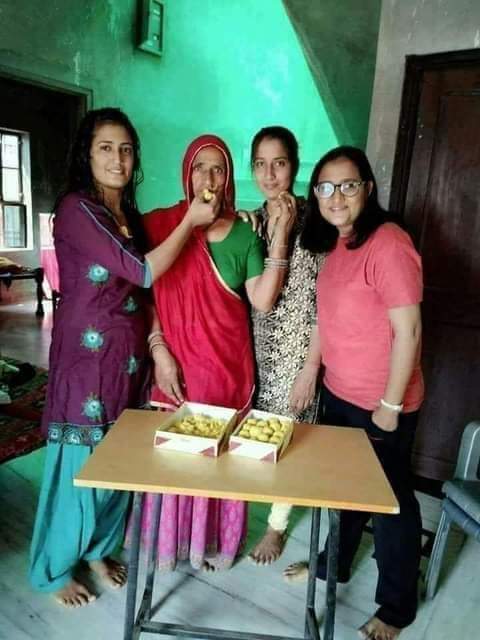 तीनों दलित बहिनें बनी एक साथ IAS
दिन-रात खेतों में काम करने वाली विधवा मां की तीनों बेटियां 

【कमला जाटव-32वीं,गीता जाटव-64वीं और ममता जाटव-128वीं रैंक】
एक साथ बनी IAS.
    Congratulations. Always be happy...