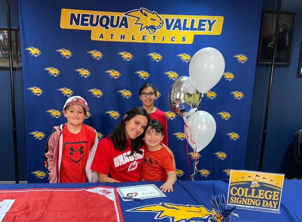 alexacarrozza22's tweet photo. so grateful to have my family aside me! Thank you Neuqua Valley for giving me the best 4 years!! Cant wait for more to come while i continue my journey to MSUM❤️🐉 #rolldrags  #godragonsbaby   @NeuquaSoftball  @NeuquaAthletics @SparksPremier @MSUM_Softball @MSUMDragons https://t.co/zbaZENnLfE