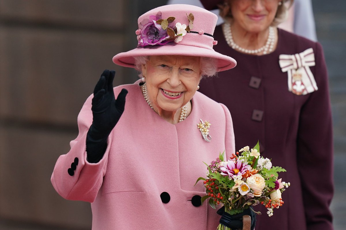 今日4月21日はエリザベス女王陛下の96歳の誕生日です。
#HappyBirthdayHerMajesty🎉

今年は女王陛下の即位70周年を祝う #PlatinumJubilee の年。英国大使館でも日本国内で様々な祝賀行事を展開していく予定です。こちらのTwitterで随時情報をお届けしていきますので、どうぞお楽しみに！