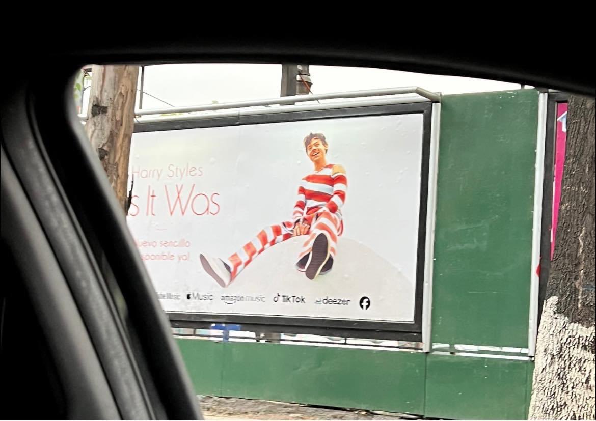 HSLOTMexico's tweet photo. 📸| Nuevo promocional de #AsItWas  de @Harry_Styles en Ciudad de México 🇲🇽 #HarrysHouse  
© María Fernanda https://t.co/h1n8sacaE2