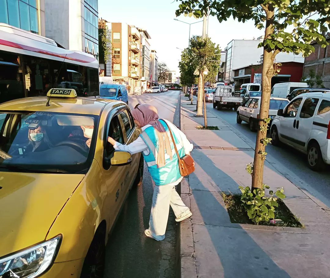 YeniSecmenIzmir's tweet photo. 📍Karabağlar  

Karabağlar İlçe Yeni Seçmen Teşkilatımız  evine iftara yetişemeyen vatandaşlarımıza iftariyelik dağıttı... 🌙

Bu şehrin her sokağında AK Gençliğin izi var. 💪🏻 https://t.co/98DqSdhagn