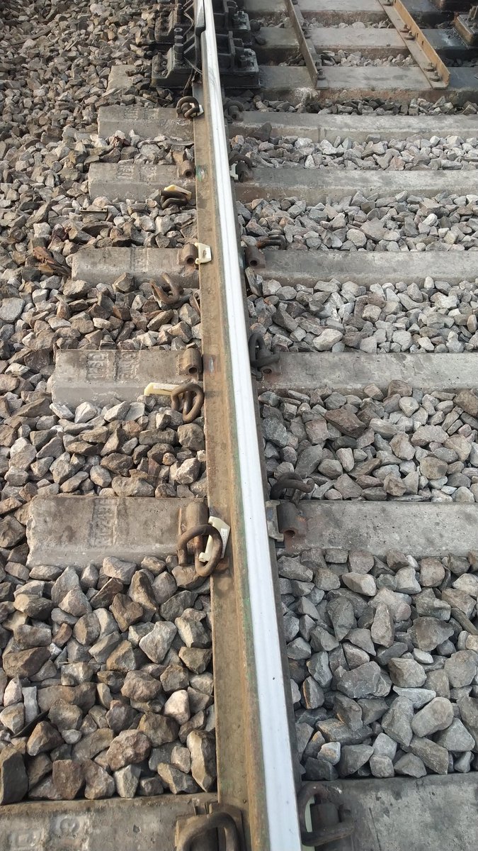 SUMITKU34598444's tweet photo. @drmncrald @GMNCR1 @RailMinIndia 

सरसौल ईस्ट यार्ड में मैंने सभी जगह टायर ट्यूब लगा कर पेंडोल क्लिप र��का था ,

लेकिन हमारे #राम_जी सरसौल #JE साहब ने सब निकलवा दिया है 
जिससे पैंडोल गिरने लगा है ,

मै रोज ट्यूब खरीद कर नहीं लगा सकता ,
अगर कोई घटना होती है तो जिम्मेदार राम जी है https://t.co/gwLJfqPlrt