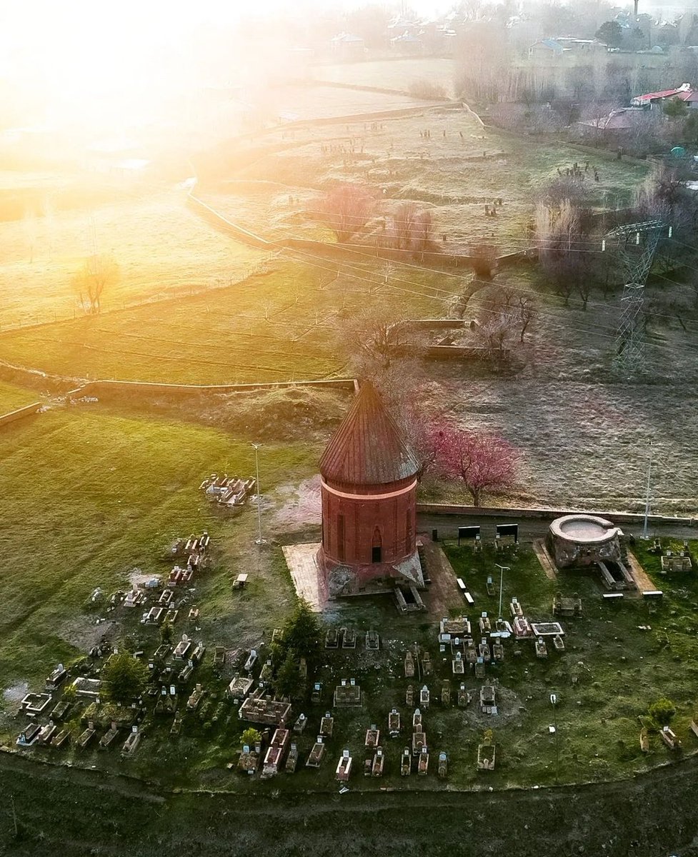 tariharsivi's tweet photo. Hayırlı sabahlar Türkiye'm
Bitlis Ahlat Hasan Padişah Kümbeti 13.yy arka planda Van Gölü

📷 mehmetaltie https://t.co/sf6TTxlgtD