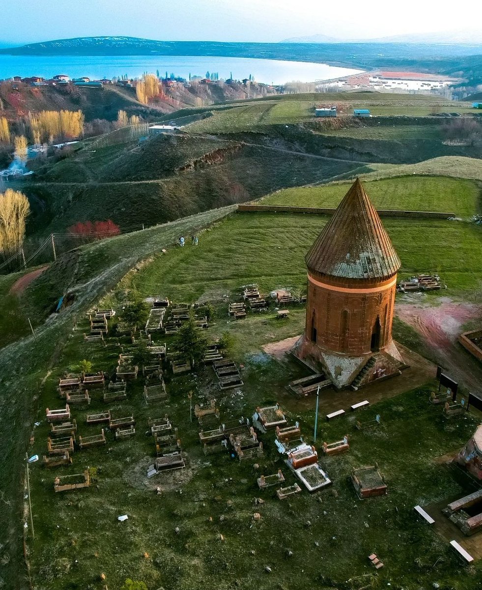 tariharsivi's tweet photo. Hayırlı sabahlar Türkiye'm
Bitlis Ahlat Hasan Padişah Kümbeti 13.yy arka planda Van Gölü

📷 mehmetaltie https://t.co/sf6TTxlgtD