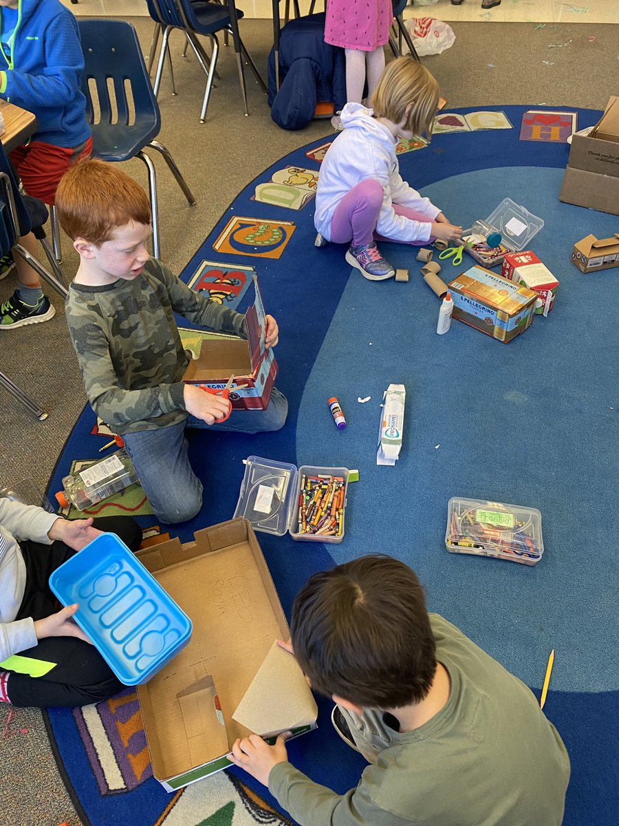 The students started their recycle creations this afternoon. They came up with some amazing ideas. 💡Tomorrow we talk about how we can reuse more everyday items. ♻️