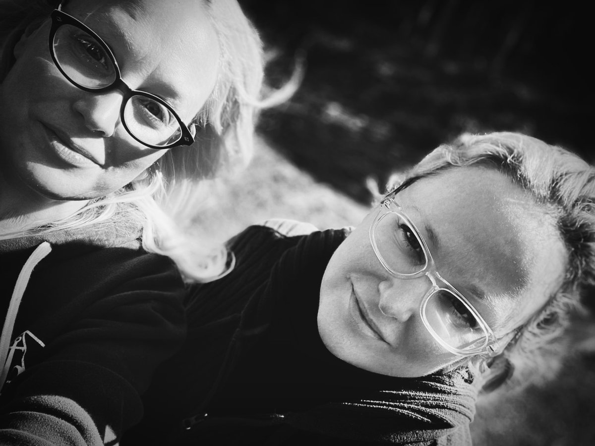 Lilithiel's tweet photo. O hai it’s windy https://t.co/IKzaF1vwYY