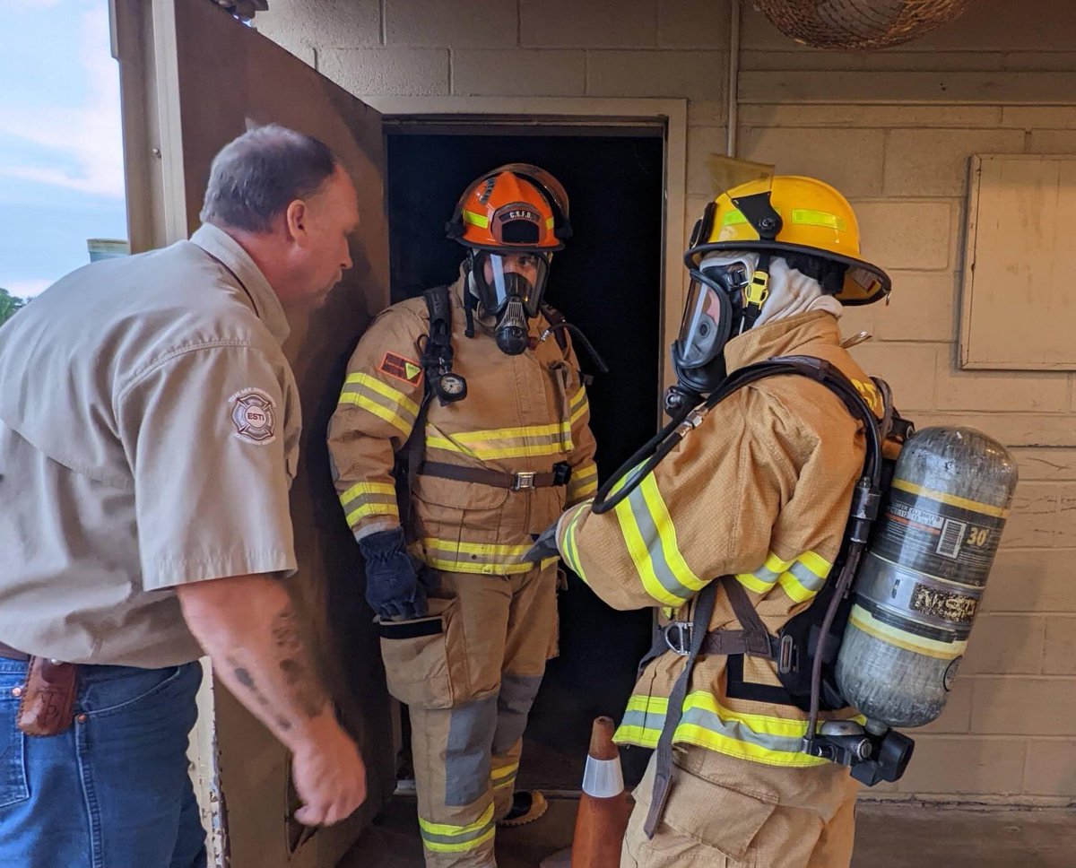 ClayFalls's tweet photo. If you ever wanted to see what it’s like to be a firefighter or first responder I highly recommend the College Station Citizens Fire Academy. Last night was smoke and maze night at TEEX Brayton Fire Field. 🔥💪 @TEEXfire @KBTXNews @hfallskbtx @CityofCS @CSTXFire @morganriddle99 https://t.co/3PkiPFuQxd