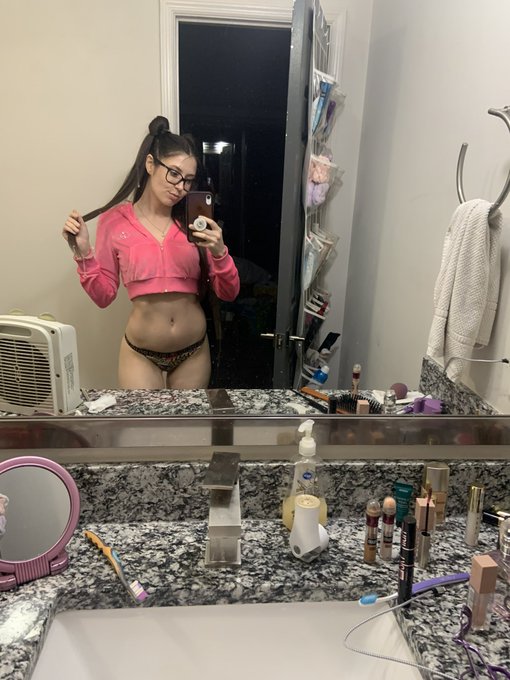 Should I start posting on OF again? https://t.co/eZfAtRblg9<a href="/tag/lesboz"class="tags"><span>#lesboz</span></a>