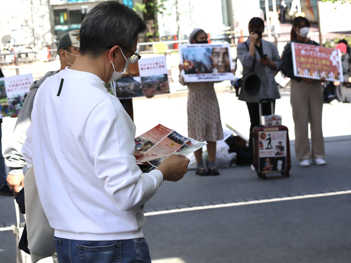 TryTogetherAtJ1's tweet photo. ယမန်နေ့ ၄ လပိုင်း ၁၆ရက်နေ့မှာ TTAJ အဖွဲ့အနေနှင့် Pamphlets / Pocket Tissue ဝေတဲ့ လှုပ်ရှားမှုကို Tokyo / Nakano  ဘူတာမှာ ပြုလုပ်ခဲ့ကြပါတယ် ။
#WhatsHappeningInMyanmar 
#2022Apr21Coup https://t.co/xVTVa6PzSX