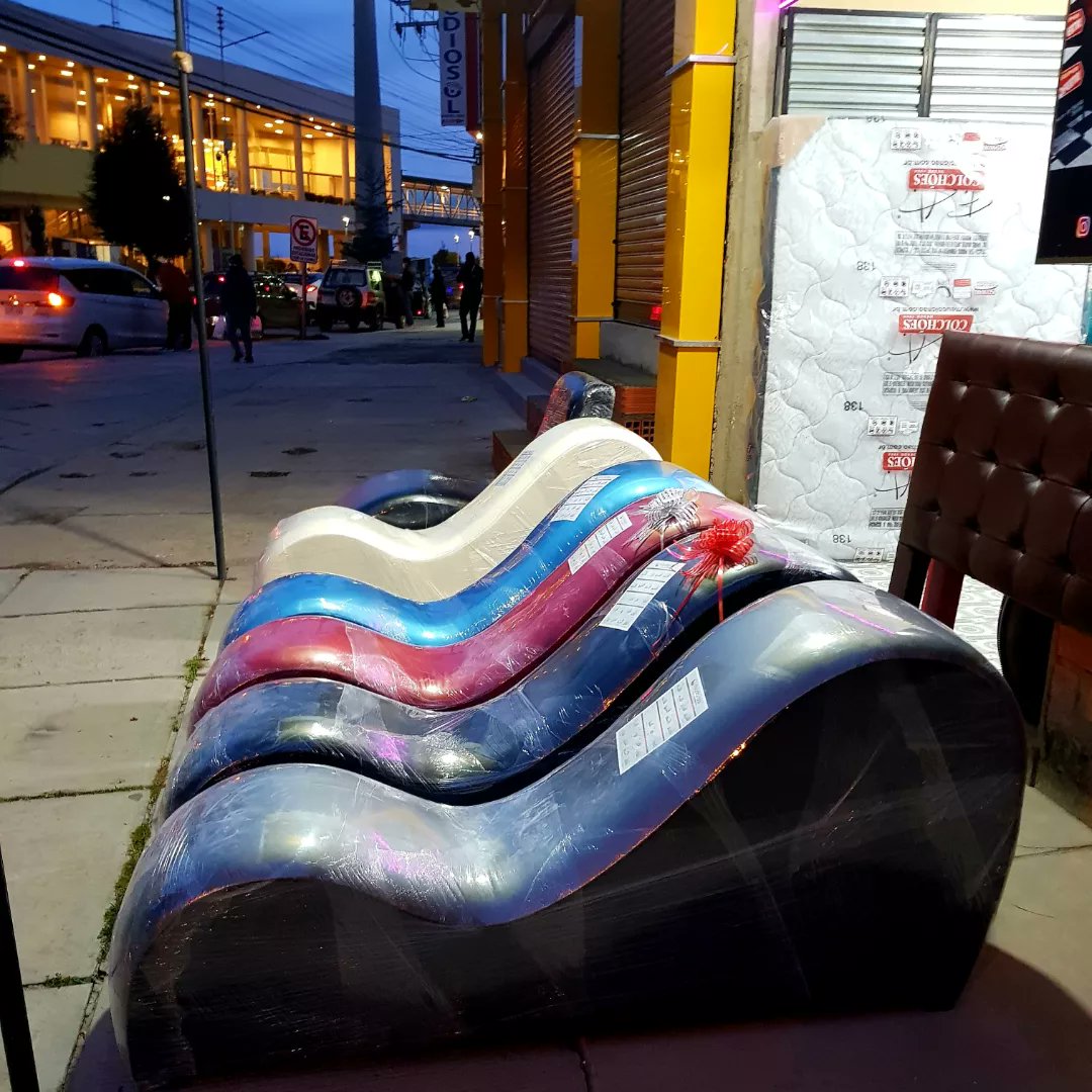 muebleskatra's tweet photo. Te ofrecemos los hermosos DIVAN TANTRA 
Una forma muy divertida para probar cosas nuevas con tu pareja es experimentar con el Potro del amor, un curioso mueble que te permite disfrutar posiciones sexuales que en otros entornos no sería posible.
#muebleskatra #muebles #divantantra https://t.co/M8U7mw79gY