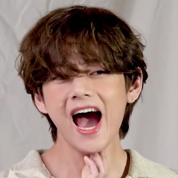 tetebwrry's tweet photo. — ( 🐻🍞 ) ¡taehyung sonriendo para mejorar tu día; a thread! ♡ https://t.co/tCHxhWY118
