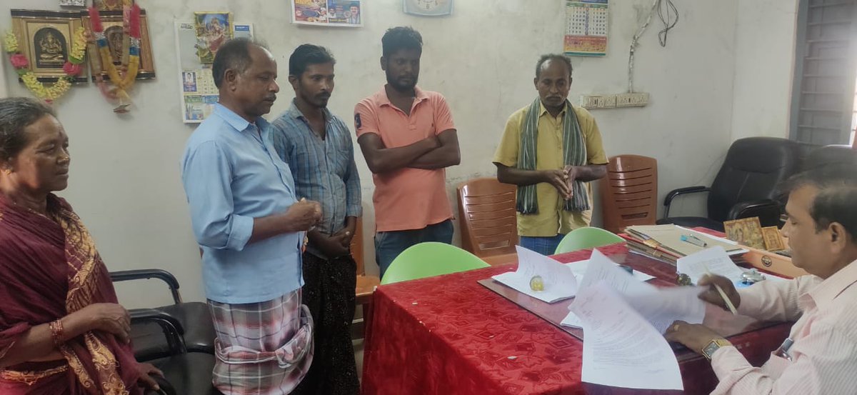 SRIKAKULMPOLICE's tweet photo. శ్రీకాకుళం జిల్లా వ్యాప్తంగా పోలీసులు ఎక్సయిజ్, నాటుసారా కేసుల్లోని పాత ముద్దాయిలను తహసీల్దార్ ల ముందు హాజరుపరచి, బైండోవర్ చేయడం జరిగింది. ఇకపై ఎటువంటి కేసుల్లో ప్రమేయం ఉన్నా కఠిన చర్యలు తీసుకుంటామని వారికి తెలియజేశారు. #APPOLICE100 #Bindover #IDArrack #SrikakulamPolice https://t.co/zXBkTbXIyB