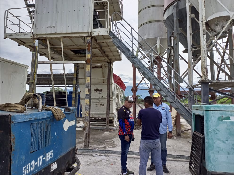 JoseGRozo's tweet photo. Cumpliendo instrucciones del Min @GRaulparedes inspeccionamos los avances de los trabajos en ejecución en el 2do puente sobre el Río Chama Edo #Merida, además de la instalación y activación de una Planta de Concreto en estas instalaciones que permitirá mayor progreso en esta obra https://t.co/dECivquoE9