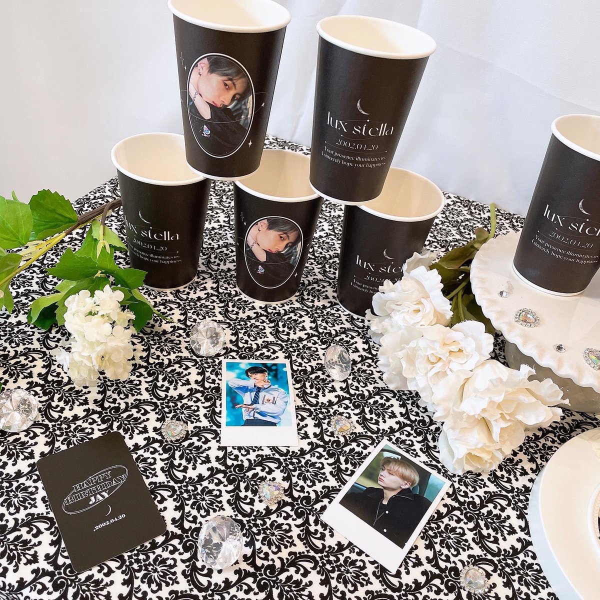 ✦
✧
︎ <a href="/_Mystella__/">𝙈𝙮 𝙨𝙩𝙚𝙡𝙡𝙖.</a> 様主催 #ENHYPEN #ジェイ くんのイベントは終了しましたが、本日より店頭でカップホルダーをお受け取りの方に先着で店内装飾をプレゼント🥹
本日も16:00まで開催中💫
通常特典のトレカ+ポストカードももちろん付きます🎁