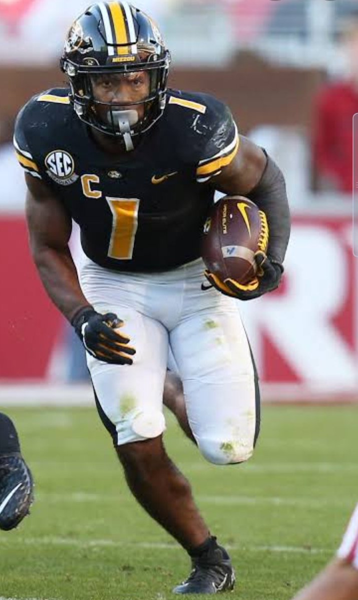 dan_check211's tweet photo. Me encanta estudiar jugadores como Tyler Badie, RB de Missouri. 

4 años en la universidad, graduado en Sport Management y estudiando su Máster en Psicología. 

22 años y prospecto NFL (6th Rd)

Atleta multidisciplinario 🏀🎽🏈

#targetSFN @SFN_mx #allSFN https://t.co/2RKlbVT8sg
