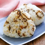 安定のおいしさ塩昆布おにぎり。「鶏ガラ」を足すと美味しさアップ。