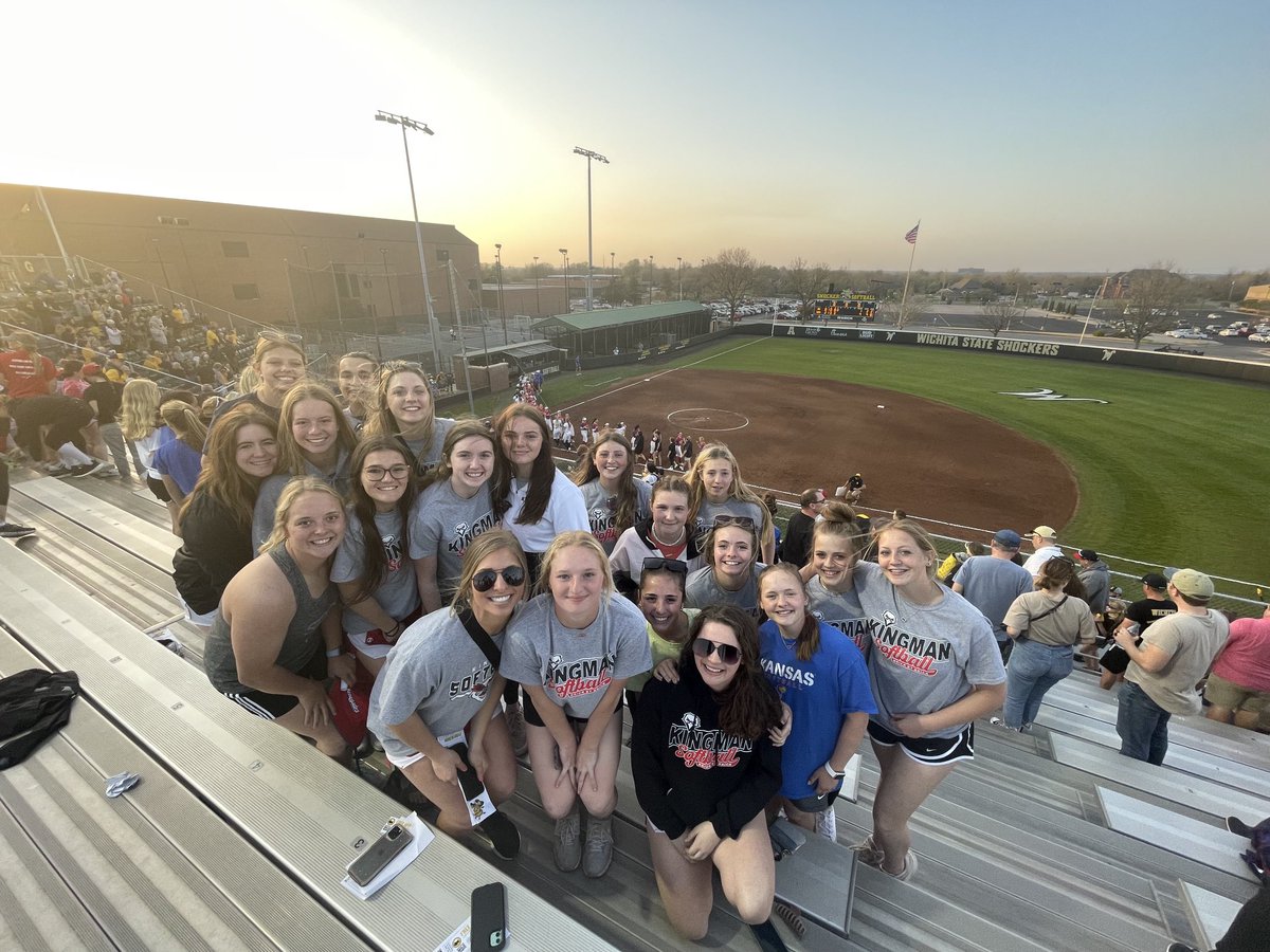 KingmanSoftball's tweet photo. Great night at Wilkins Stadium! #brickbybrick #thelaststack https://t.co/dEoUA2j6u1