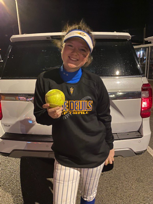 VGHSSoftball's tweet photo. @VGHSSoftball over @ArcolaAthletics 11-9 in the second @lincoln_prairie matchup of the night.  @Alexand03362787 picks up the win, @maciclodfelder with a another homer, for the 5th consecutive game.  @VGBlueDevils @clikasNG @ngpreps https://t.co/f7b8bhkg5B