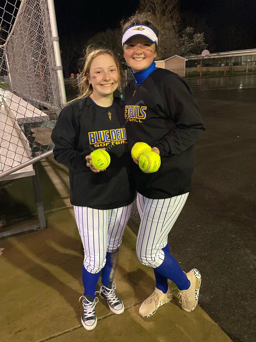 VGHSSoftball's tweet photo. @VGHSSoftball over @Heritage_CUSD8 15-0 in @lincoln_prairie play. These 2 are at it again!  @maciclodfelder and Ali Pangburn each with a homer, @emma_bratten with the win.  @VGBlueDevils @clikasNG @ngpreps https://t.co/YRqkCvDOGJ