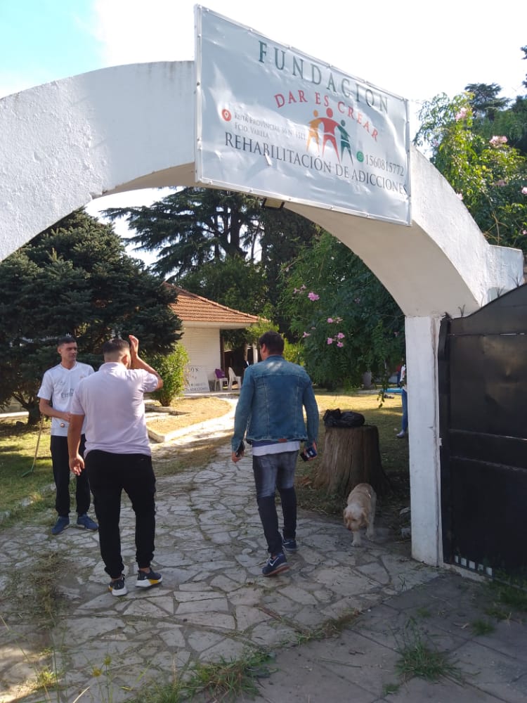 maxiaperalta's tweet photo. 👏👏👏 DAR ES CREAR VUELVE ABRIR SUS PUERTAS !!! 

Hoy visitamos con Sebastian Alvarez y Eloy Larrosa, el centro de rehabilitacion para chicos y chicas con problemas de consumo. 
Además supervisamos las tareas de limpieza y mantenimiento que compas @UPFAlteBrown realizaron! https://t.co/4K0CWFrvt2