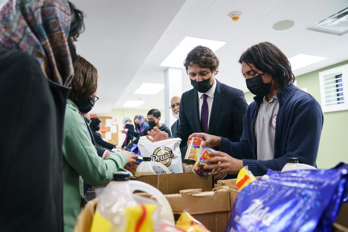 JustinTrudeau's tweet photo. Le ramadan est l’occasion de se réunir et, cet après-midi, à la mosquée et à l’école du Centre islamique de Cambridge, nous nous sommes rassemblés pour souligner ce mois. Dirigeants – et membres – de la communauté musulmane rencontrés aujourd’hui : Ramadan Moubarak! https://t.co/MUMkltQSzV