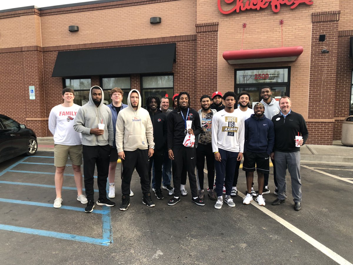 Chpack20's tweet image. Thanks to Tom Minturn and his South Ridge CFA for having @GoKnightsMBB up for dinner and speaking to the team about leadership. Thanks to our player Sam for organizing this as well.