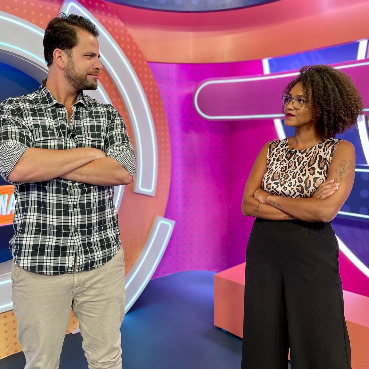 multishow's tweet image. Da série Reproduzindo Fotos do #BBB22: o cartaz de comédia romântica de @gustavo_beats e @a_jessilane 😂💜 #BBBAEliminação #RedeBBB