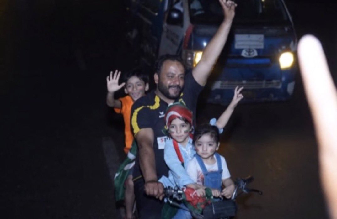 PTIofficial's tweet photo. Little angels heading to Minar e Pakistan for Jalsa Chaand Raat yesterday! #امپورٹڈ_حکومت_نامنظور https://t.co/ebAiEGzq8X